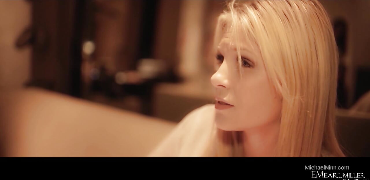 Samantha Rone memerah pepek menitis Indiea Summers dengan alat penggetar!