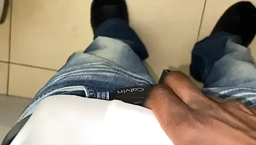 Haydut ofiste etini dövüyor