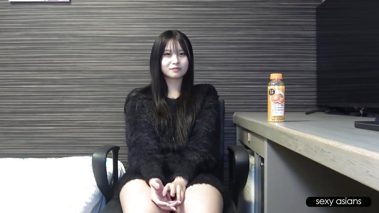アスレチックなピンクの美女が激しい快感の中で震え、完全に制御を失う