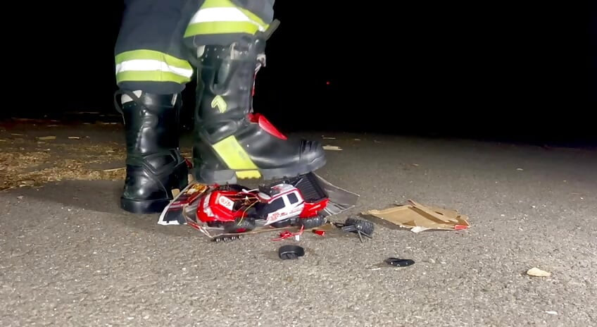 Vatrogasac zgnječi igračku vatrogasno vozilo