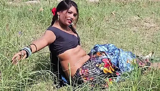 Nettes indisches mädchen mit saftigen roten lippen leckt und lutscht chefschwanz und genießt es, in missionarsstellung zu ficken.