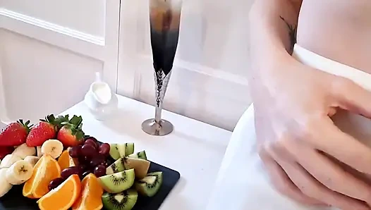 Cewek nakal ini lagi asik muasin memeknya pakai vixen dan fetish lehernya