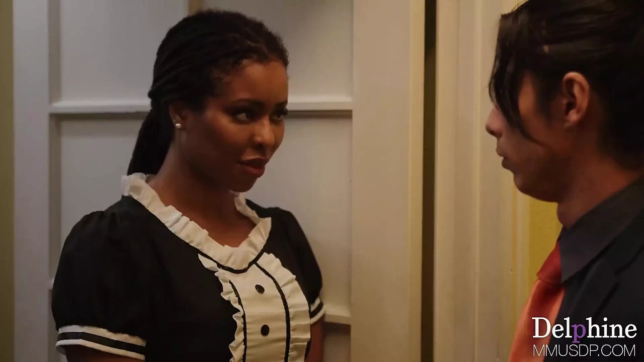 Delphine Films - 窥探周围