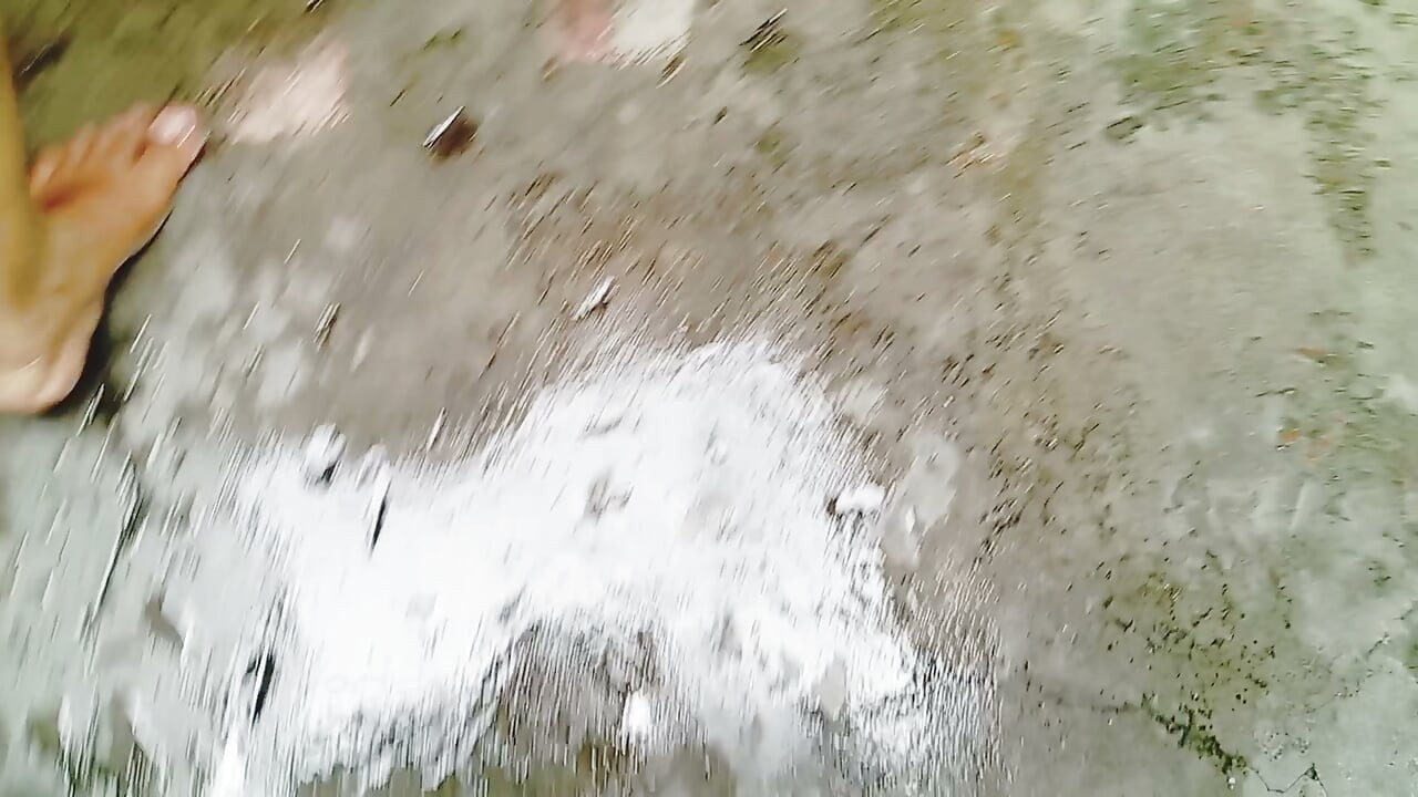 Quente indiana tomando banho em casa e mostrando todo o corpo