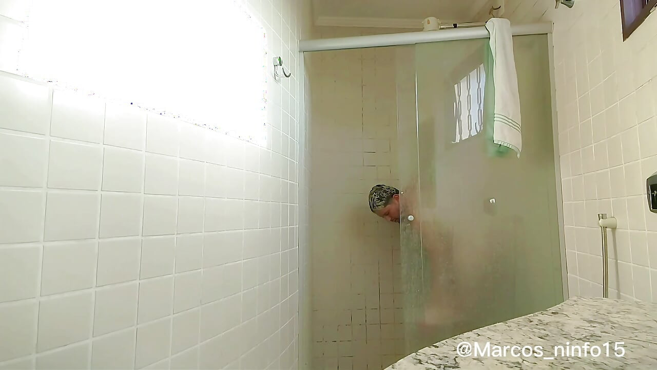 I Took a Shower Naked at the Hotel and Decided to Show Myself off to People.