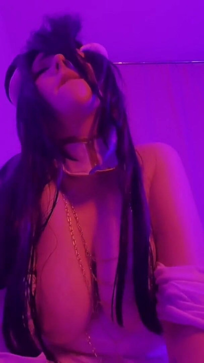 لحظة مهمة من "Albedo Cosplay Lust - Dark Desire Awakens"
