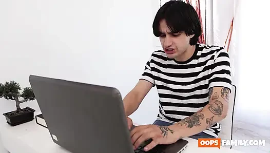 Sebuah permainan porno luar biasa dibintangi oleh saudara tiri berambut merah!