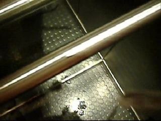 Im öffentlichen Aufzug gewichst und gespritzt