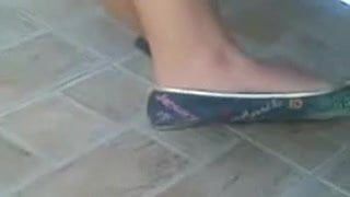 Füße baumelndes Mädchen