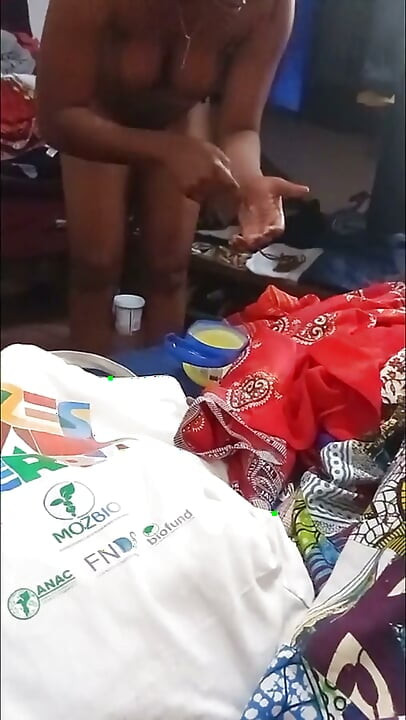 Rara garota africana mostrando seu corpo natural sem edição