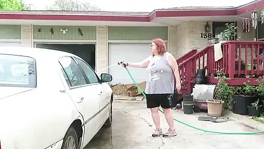Sexy reife rothaarige bbw krankenschwester Vicki wäscht ihr auto!