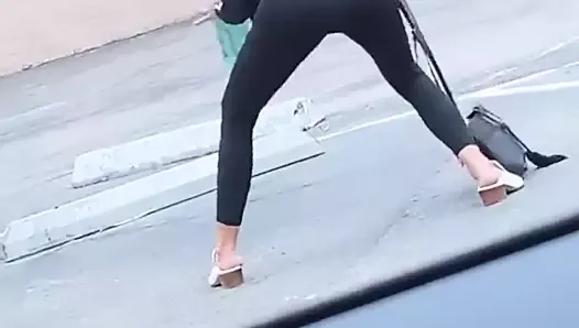 Sarah Hyland танцует на улице в черных колготках 8-17-2019