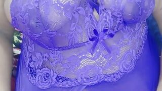 Espectáculo de tetas en vestido violeta