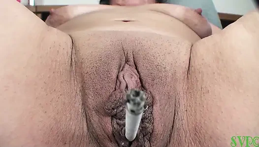 Üvey oğul yaşlı adama yardım etmek için genç erkek avcısı üvey annesini sikiyor