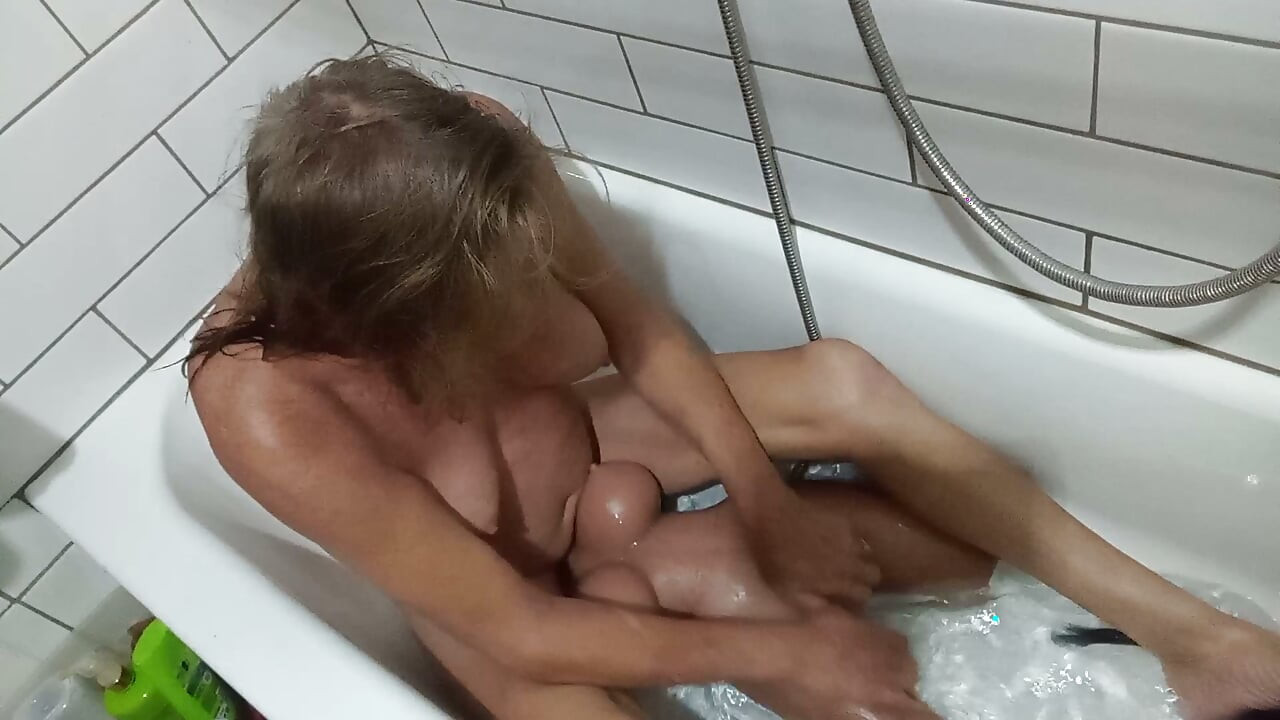 Lizzy Yum SD October 2026 Bathing Masturbation Dilating