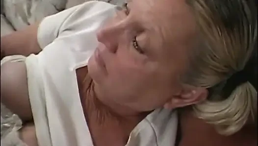 Tante dewasa dengan memek berbulu lagi asik ngentot