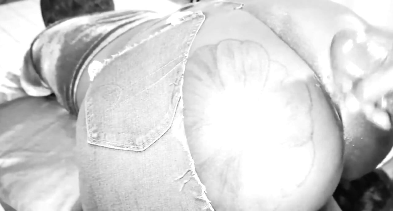 Une belle-mère desi noire à gros cul prend la bite de son beau-fils très fort