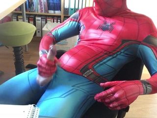 Homem-aranha com pau enorme gozando