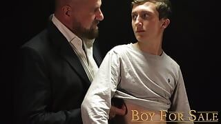 Boyforsale Rich DILF Felix Kamp reçoit un joli petit cinteau lisse pour jouir deux fois