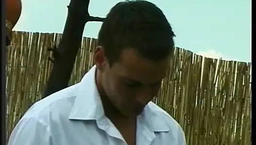 Azgın yarak emen adam çimlerde ateşli bir kaltağı sikerken götünü parçalıyor