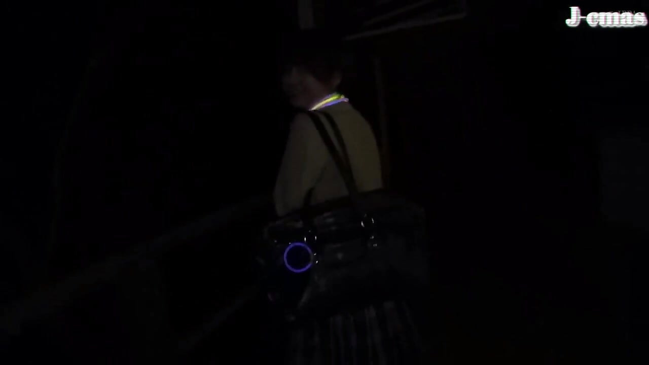 Дръзка красавица прегръща открито и оставя топла следа там, където страстта прелива. 2-ро полувреме - Б