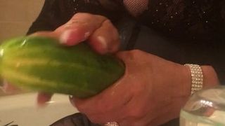 Latina milf speelt met komkommer. sappige kut Braziliaanse kont
