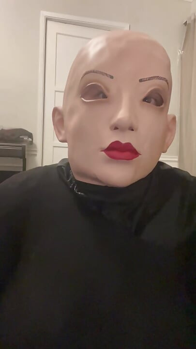Gummi dukkemaske indkapslet orgasme