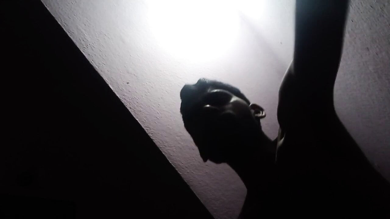 Rajesh se masturbando, cuspindo no pau e gozando no vidro 1
