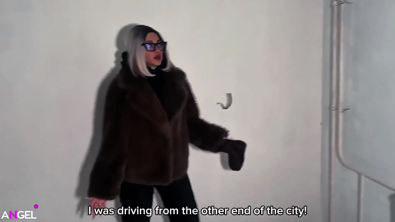 裕福な女が夫が出張中に現場監督とセックスする