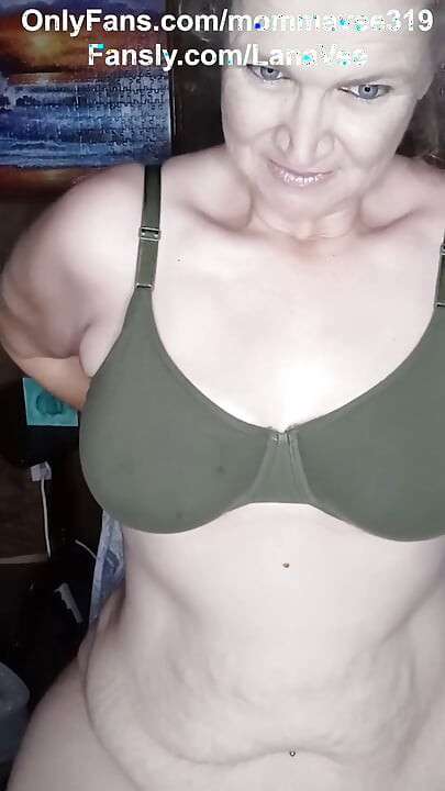 Une MILF sexy s’enfile son gode dans le cul et se masturbe dans un chat privé et a 2 orgasmes !