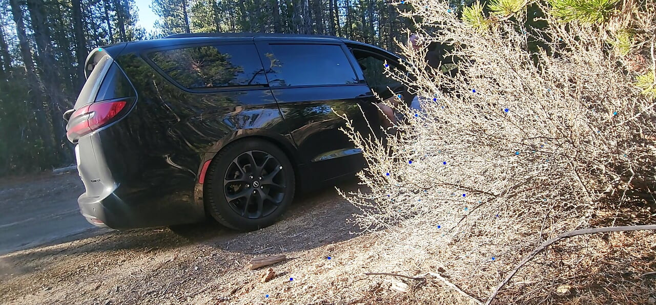 Pušenje i jebanje pored puta sa Riley & Logan