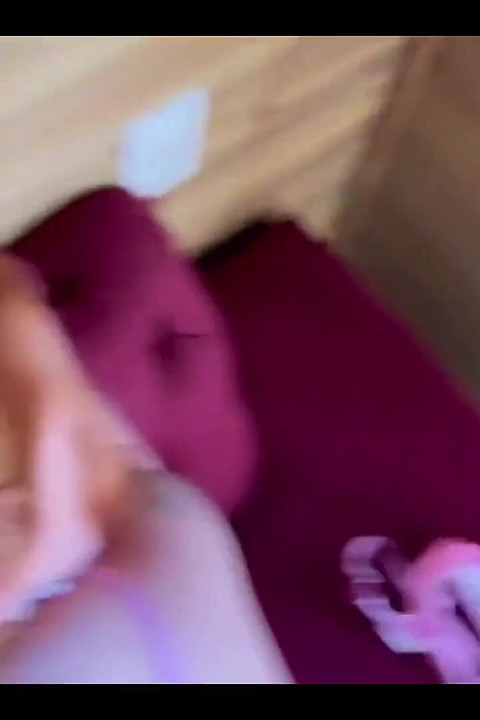 Pembe amcık üvey babasının yarağına fışkırtıyor