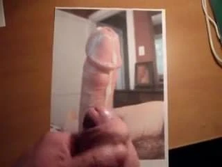 Ejaculation sur la photo d'une bite magnifique!!!!