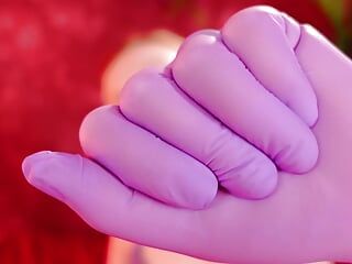 Vidéo ASMR avec des gants violets en Nitrile (Arya Grander)
