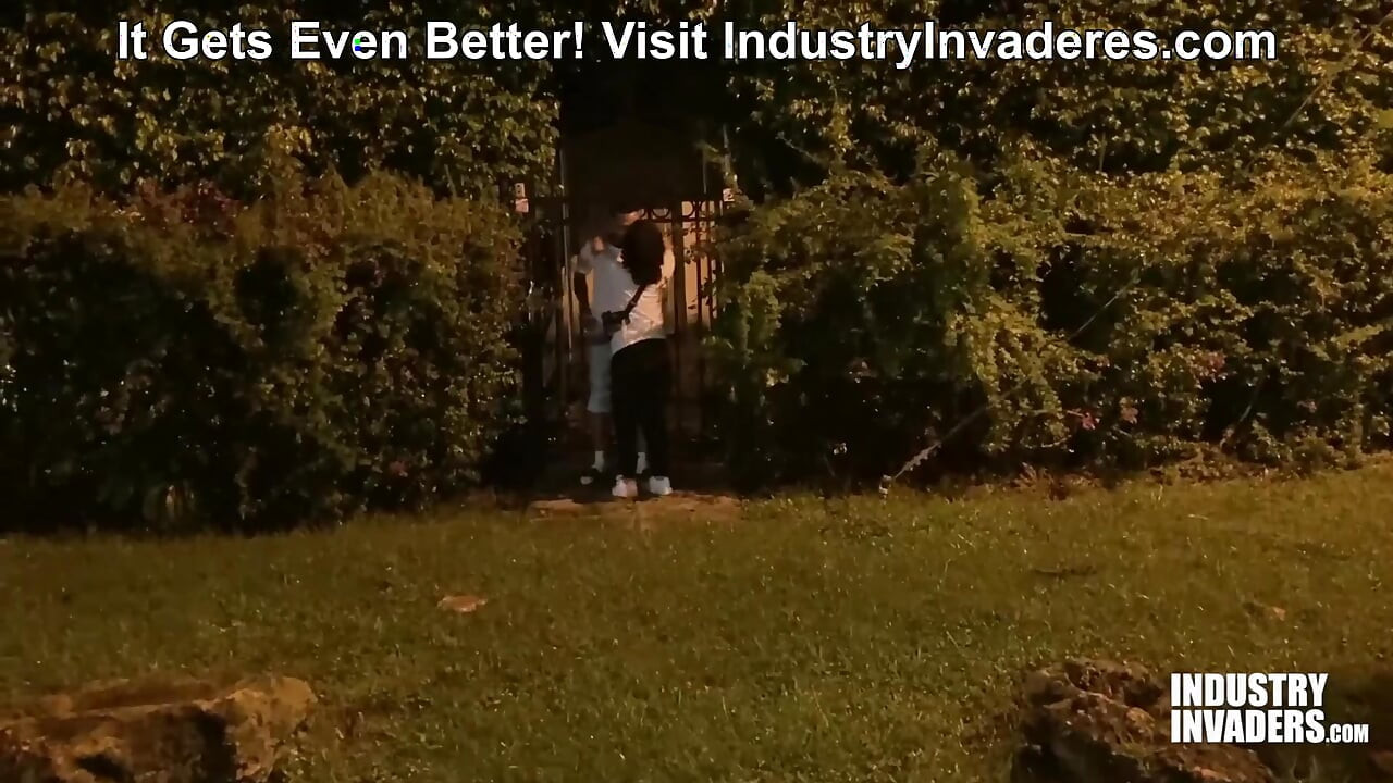 彼女が実家の前で私をしゃぶる IndustryInvaders