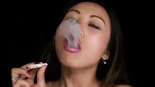 Потоковое видео от Lisa Linn обнаженных девушек, курящих