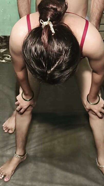 Video de chica india Desi en estilo perrito teniendo un orgasmo con una follada dura Video de sexo hardcore por primera vez de una chica hermosa con coño apretado