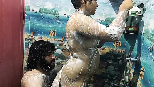 Mandi dan tekan romansa mandi
