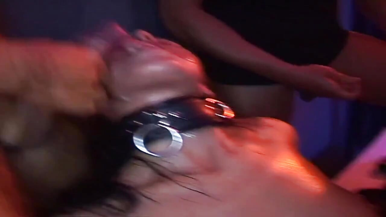 Cureće rupe maskiranih studs gangbang zrelih beba
