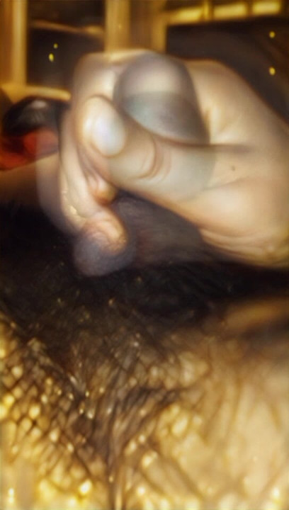 撒尿和抚摸柔软的鸡巴