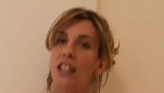 Amatör orta yaşlı seksi kadın Natali büyük yarak ve büyük dildoyla götünü parçalıyor