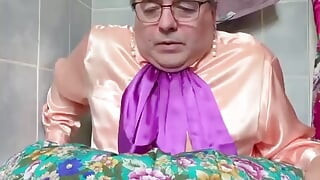 U vintage odjeći sobarice za kupanje potpuno odjevena