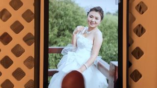 Sborra omaggio alla sposa cinese da bambina con chiacchiere sporche