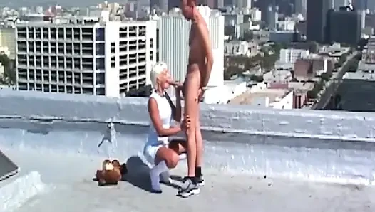 Blonde MILF squirtet beim schwanzreiten auf dem Dach
