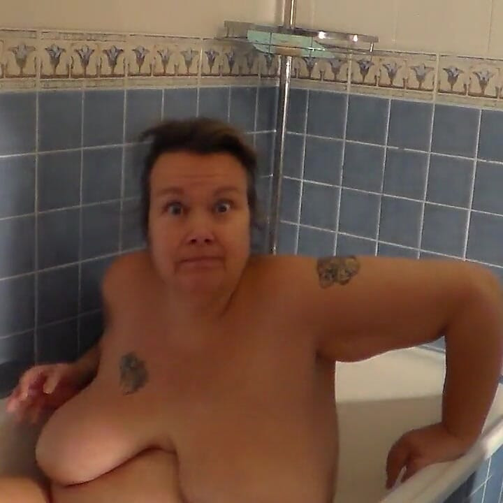 John is peeing on Jen in the bathtub