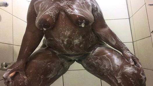 Adolescente atrapada masturbándose en la ducha en cámara