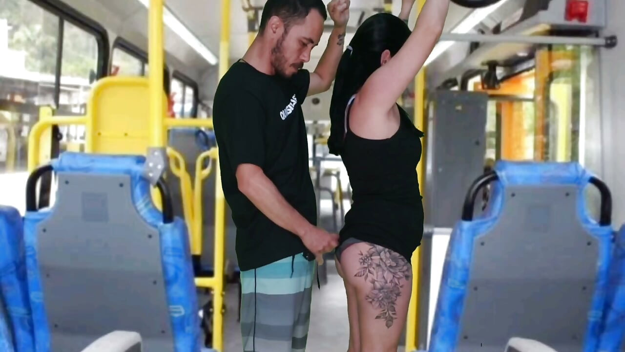 Old Scoundrel with an Encoxada and Masturbates Until He Cums on the Brunette in the Bus