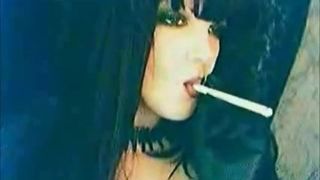 Porno izlerken mastürbasyon yapmadan önce sigara içen sessiz zaman :)