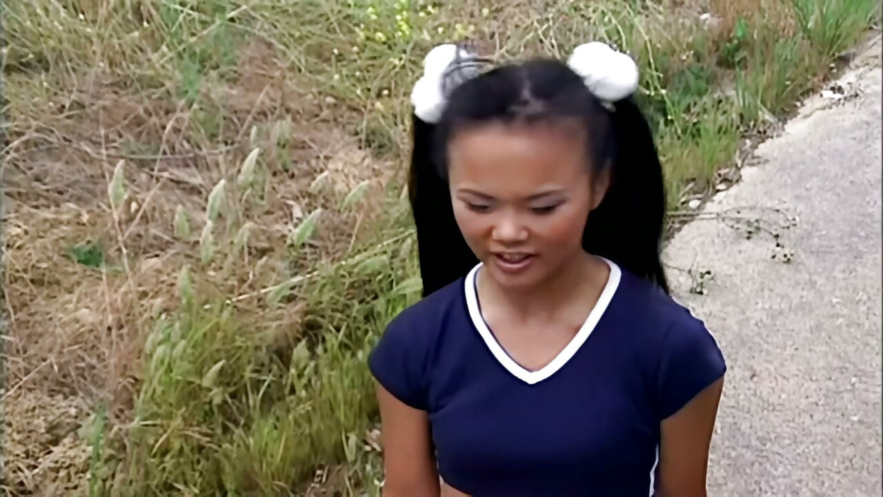 Aziatische cheerleader neemt dikke lul in strakke kont