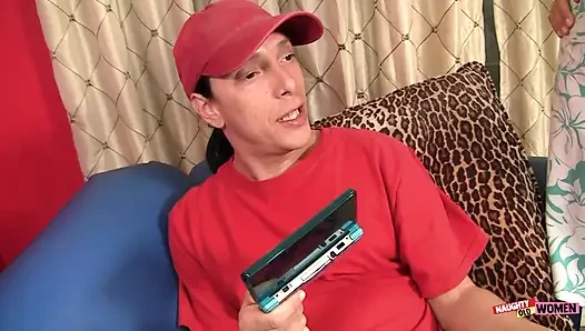 Грудастая мачеха Joclyn Stone поедает задницу и прыгает на твердый хуй